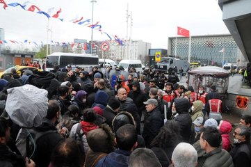 Taksim'de izinsiz basın açıklaması yapmak isteyen gruba polis müdahalesi