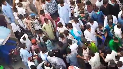 Pakistan'da yüzlerce erkeğin iki kadına tacizi gündem oldu