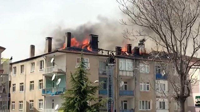 Tokat’ta 3 katlı binada korkutan yangın!