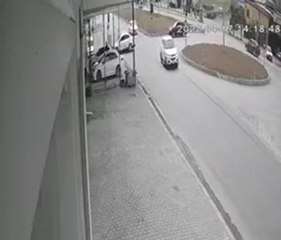 İki otomobilin çarpışması güvenlik kamerasına yansıdı