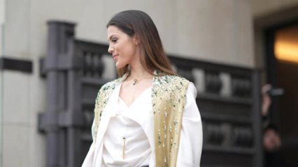 VOICI - PHOTO Iris Mittenaere blessée à Coachella, elle termine la soirée… sans chaussure