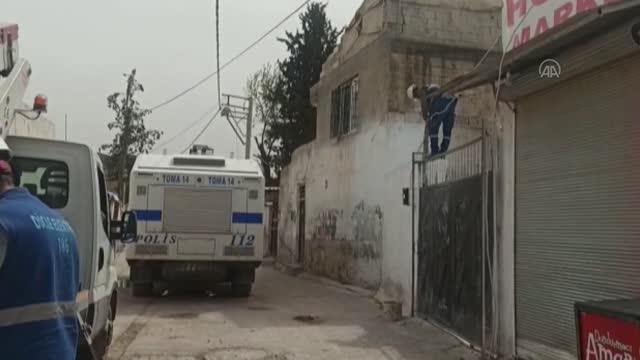 ŞANLIURFA - Suruç'ta elektrik dağıtım şirketine saldırmak isteyen gruba polis müdahalesi