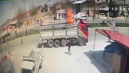 Seyir halindeyken alev alan yanıcı madde yüklü kamyon yandı