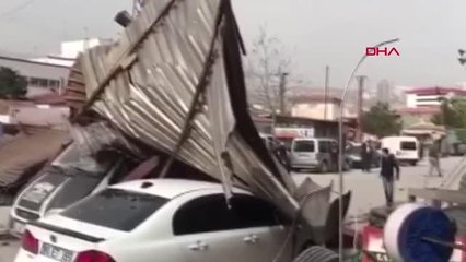 TOKAT'TA KUVVETLİ RÜZGAR ÇATILARI UÇURDU