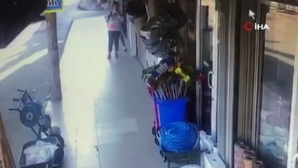 Kadın konuşurken telefonunu çaldı