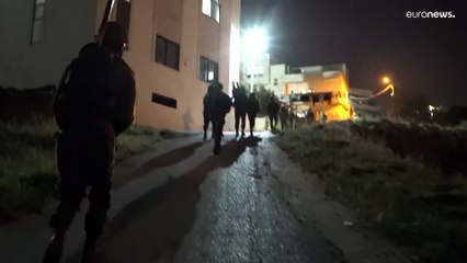 فيديو: الجيش الإسرائيلي ينفذ حملة مداهمات واعتقالات واسعة في الضفة الغربية