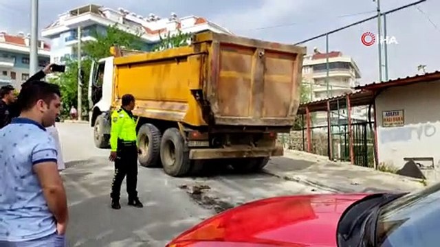 Freni boşalan hafriyat kamyonu 8 araca hasar verdi