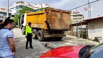 Freni boşalan hafriyat kamyonu 8 araca hasar verdi