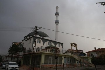 Etkili olan rüzgar çatıları uçurdu