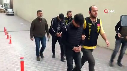 Çaldıkları otomobili halatla çekerek götürdüler