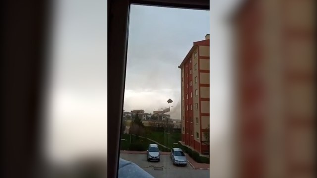 Konya ve Aksaray'da kum fırtınası hayatı felç etti