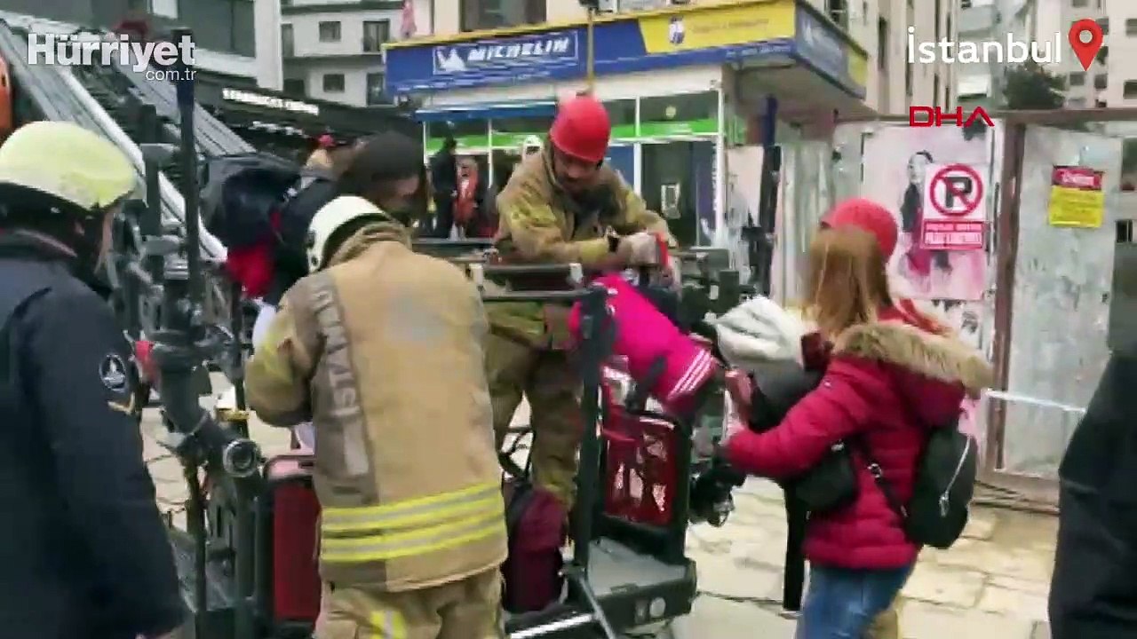 Kadıköy'de istinat duvarı çöktü: 1 bina tahliye ediliyor