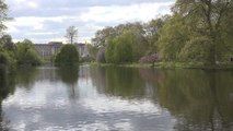 Paskalya tatili ve sıcak havayı fırsat bilen Londralılar St James Park'a akın etti