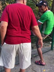 Borracho se metió a una jaula repleta de cocodrilos y los enfrentó