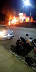 Mais de 30 assaltantes fazem reféns e ferem policiais no interior do Paraná