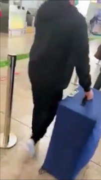 Ses potes glissent une enceinte dans sa valise et lui mettent la honte de sa vie