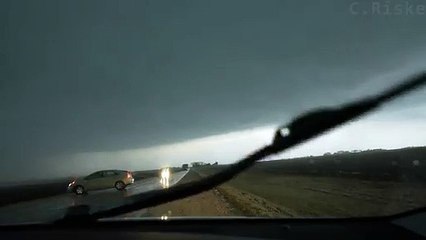 Une voiture touchée par la foudre sur une route de l'Iowa