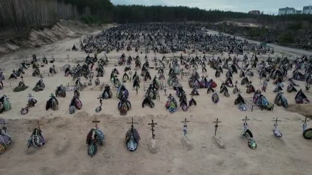 Un dron ofrece la desoladora imagen del inmenso cementerio de Irpin