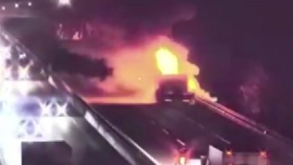 천안 논산고속도로 25톤 화물차 화재...인명피해 없어 / YTN