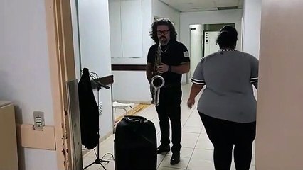 Músico toca saxofone para pacientes do 'Providência'