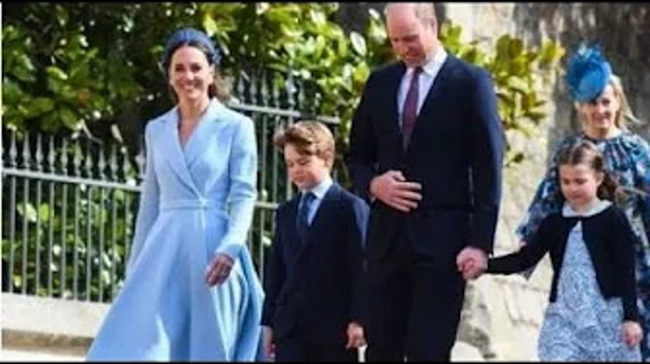 Grandi George! L'héritier ne tient pas la main de papa et maman alors que le futur roi arrive au ser