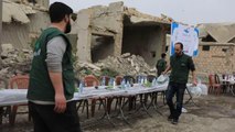 Suriye'nin kuzeyinde cephe hattında harabeler içinde toplu iftar