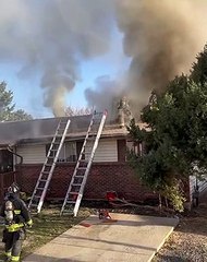 Voraz incendio en Arvada este lunes (originalmente publicado por @arvada_fire en Instagram)