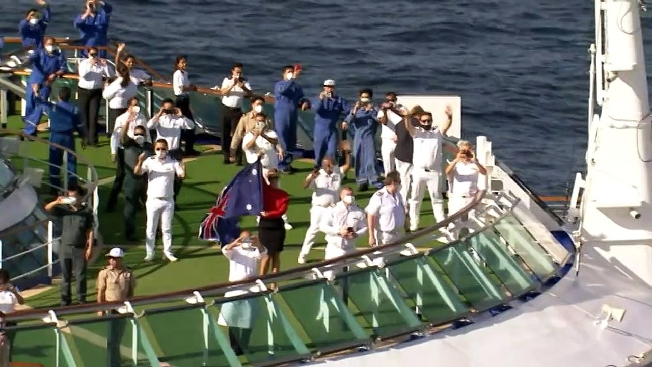 Cruise ships return to Sydney Harbour after 2-year COVID ban
