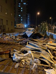 Son dakika haberleri! ŞİDDETLİ RÜZGARDA ÜZERİNE ÇATI DÜŞEN 1 KİŞİ ÖLDÜ; O ANLAR KAMERADA