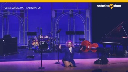 Presentacion de maestro en show de talentos causa criticas en redes sociales.