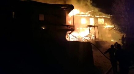 Alevler geceyi aydınlattı, 4 ahşap ev yanarak kül oldu