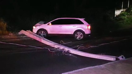 Ford Edge colide contra poste e deixa Rua Indira Gandhi interditada