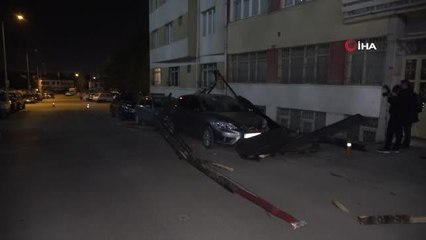 Fırtınada çatılar uçtu, çok sayıda araç hasar gördü