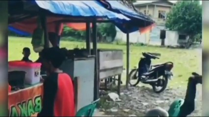 lucu, lihat tingkah emak emak berikut