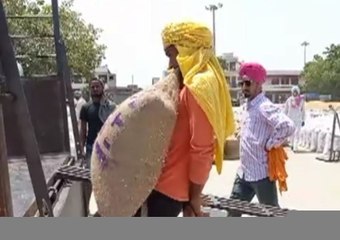 ਇਹ ਮਜ਼ਦੂਰ ਦੰਦਾਂ ਨਾਲ ਚੁੱਕ ਦਿੰਦਾ 50 ਕਿਲੋ ਦਾ ਬੋਰਾ, ਦੂਰ-ਦੂਰ ਤੱਕ ਚਰਚਾ