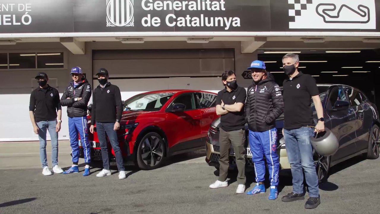 Fernando Alonso prueba el Megane E-TECH eléctrico junto con los primeros clientes españoles del vehículo