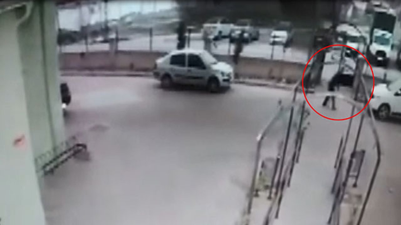 Üzerine çatı düşen adam hayatını kaybetti