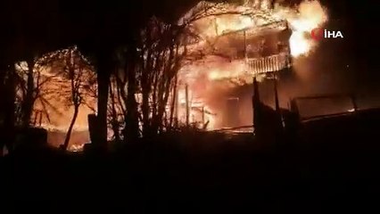 Alevler geceyi aydınlattı, 4 ahşap ev yanarak kül oldu