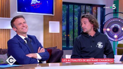 Regardez pourquoi Emmanuel Macron a été pris d'un fou-rire avec les larmes aux yeux en direct dans "C à vous" sur France 5 face à un des chroniqueurs