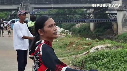 Menunggu Waktu Berbuka Sembari Bermain Layangan