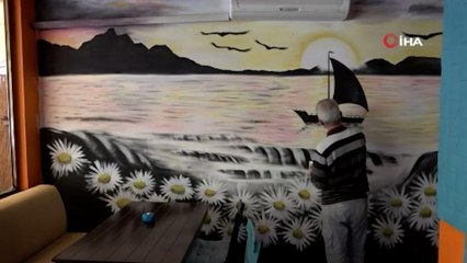 Ruhsuz duvarları hayalleriyle renklendiriyor