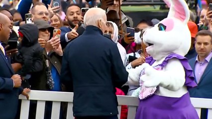 Paskalya tavşanı, ABD Başkanı Biden'ın önüne atlayıp arkasından el salladı