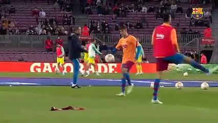 Las diabluras de Gavi en el calentamiento del Barça / FCB