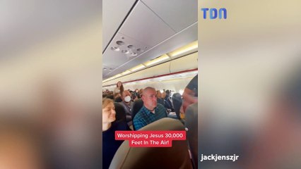 Cet homme offre une performance musicale spéciale dans un avion