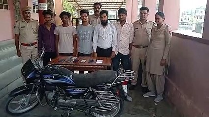 पहले चुराई बाइक, फिर उससे छीने मोबाइल