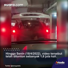 Video herunterladen: Viral Pemobil Mengamuk di Parkiran Mall, Bentak Petugas Karcis dan Nyaris Baku Hantam