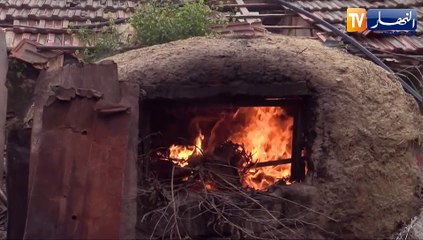 معسكر: عبد القادر.. شاب يغتنم فرصة شهر رمضان لطهي وبيع خبز الفران التقليدي