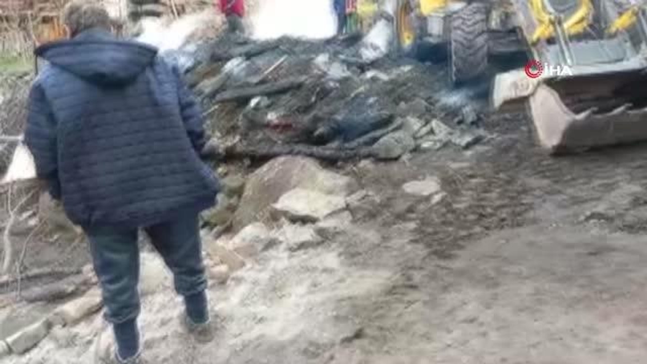 Artvin'de köy evinde çıkan yangında yaşlı adam hayatını kaybetti-Yangında hayatını kaybeden şahsın eşini arama çalışmaları sürüyor