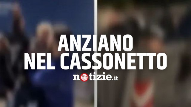 Napoli, ragazzi prendono un anziano e lo gettano nel cassonetto dei rifiuti: il video shock