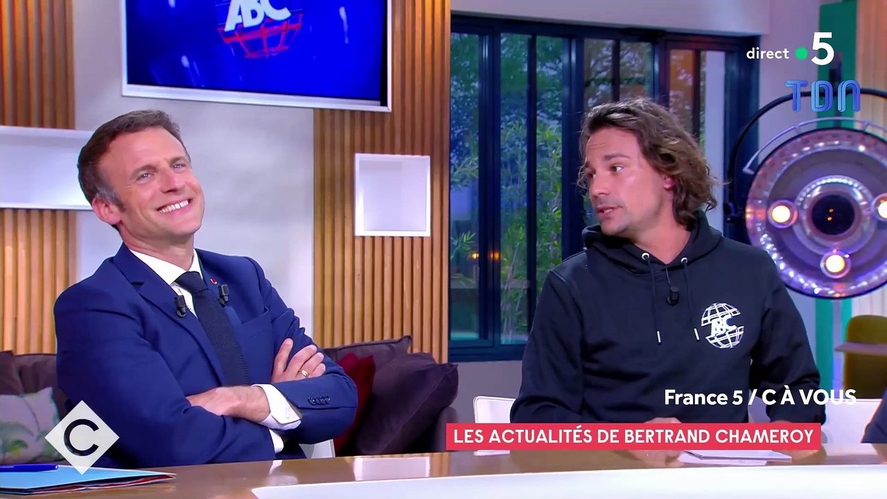 Regardez pourquoi Emmanuel Macron a été pris d'un fou-rire avec les larmes aux yeux hier soir en direct dans "C à vous" sur France 5 face à un des chroniqueurs